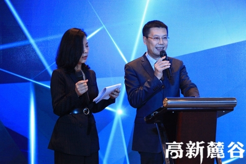 2 著名节目主持人梅冬(右)担任本次活动的主持人。郑紫琴 摄.JPG