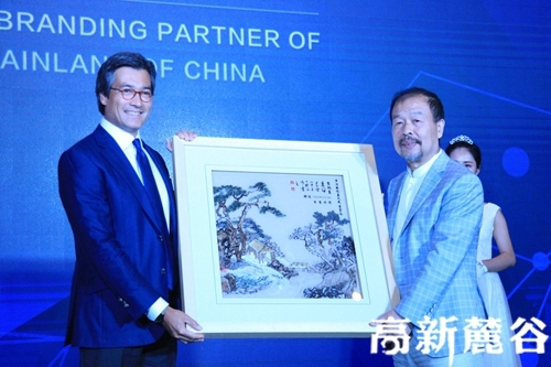 6 签约双方互赠礼物。郑紫琴 摄.JPG