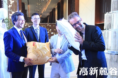 10 外国友人收到有自己生肖的抱枕礼物,激动得立刻试用。郑紫琴 摄.JPG