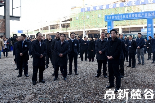 5.1观摩团来到华自科技项目,了解项目建设情况。段欣妤 摄.JPG