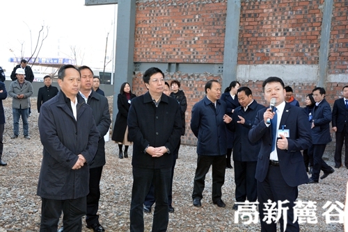 6.胡衡华认真听取华自科技项目负责人的介绍。袁路华 摄.JPG