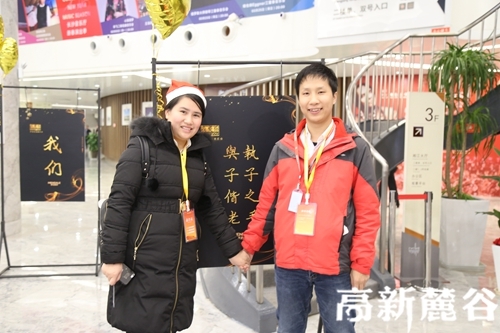 2、 亲密的情侣摆出有爱的姿势合影留念。陈丹妮 摄.JPG