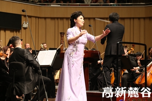 8、女高音黄华丽演唱湖北民歌《龙船调》。陈丹妮 摄.JPG