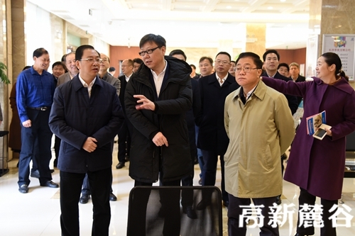 2 市委副书记、市长、湖南湘江新区党工委书记陈文浩(前排右一)参加考察。刘攀 摄.JPG