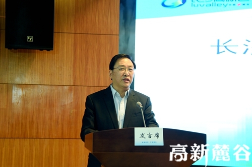 2、区管委会主任谭勇希望把雅礼麓谷中学打造成受居民和投资者认可的名校。周秋燕 摄.JPG