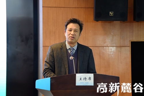 6、高新区党工委委员、人大政协联络办主任江从平出席签约仪式。周秋燕 摄.JPG