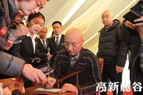 2 戏迷纷纷上台求签名。长沙晚报记者 王志伟 摄.jpg